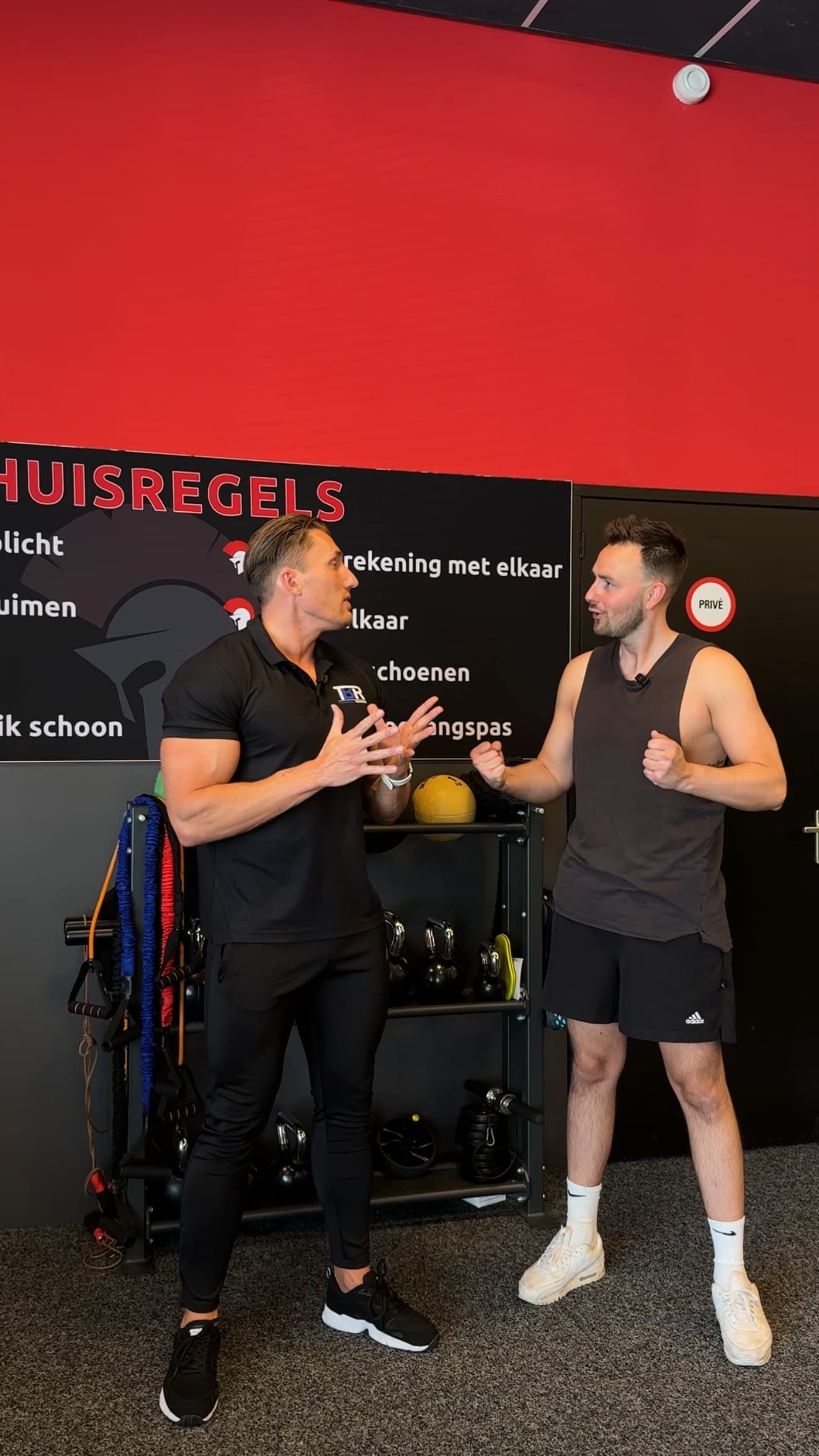 Coaching tijdens een krachtoefening